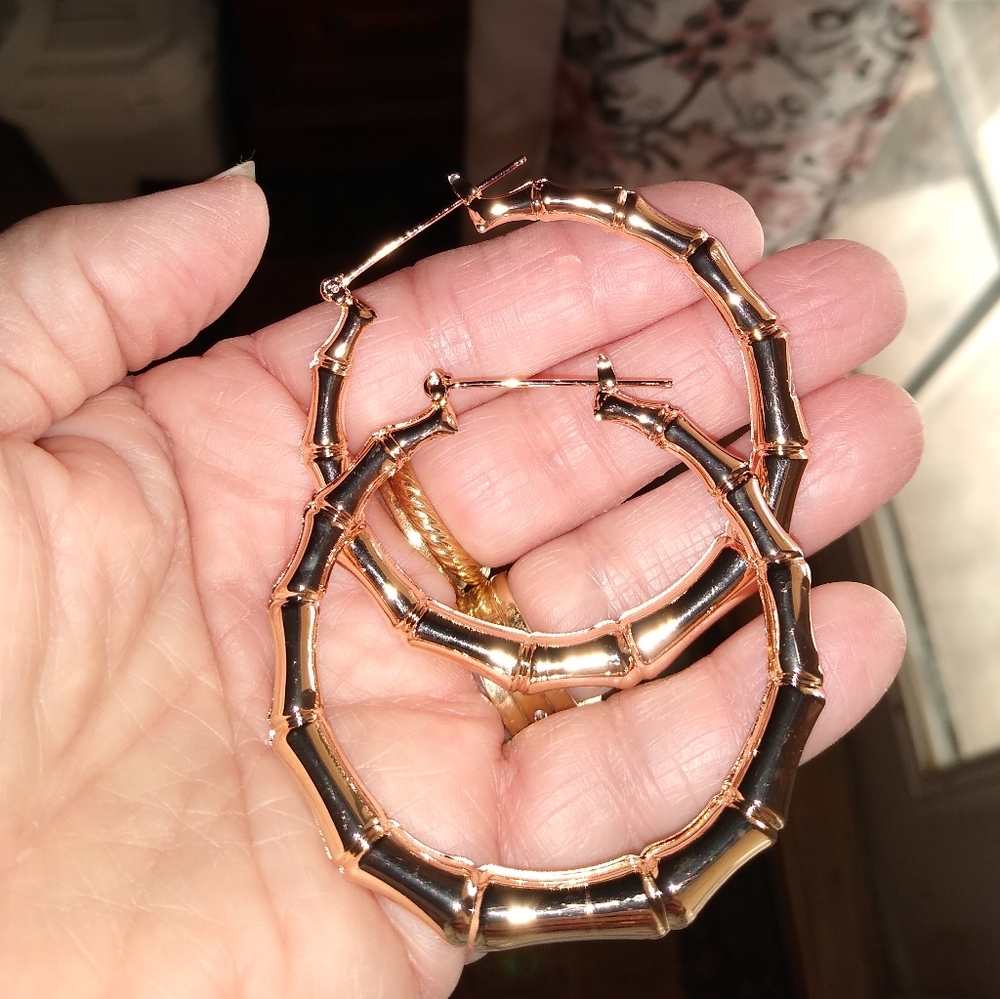 NWT BEAUTIFUL BOLD GOLD HOOPS - Picture 4 of 5